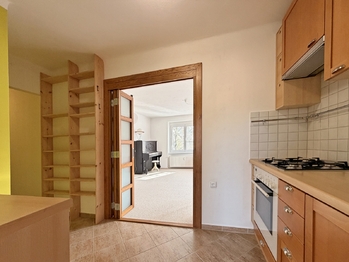 průchozí kuchyně - Pronájem bytu 2+1 v osobním vlastnictví 71 m², České Budějovice