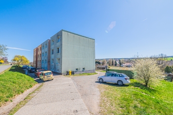 pohled na dům  - Prodej bytu 3+1 v družstevním vlastnictví 71 m², Ledce 