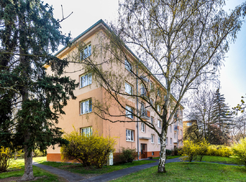 Pohled na dům ze severní strany - Prodej bytu 2+1 v družstevním vlastnictví 50 m², Teplice