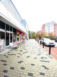 Pronájem obchodních prostor 301 m², Praha 9 - Černý Most