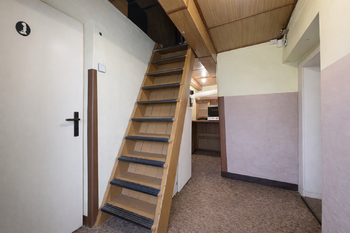 zádveří a vstupní chodba se schodištěm na půdu - Prodej domu 40 m², Semily