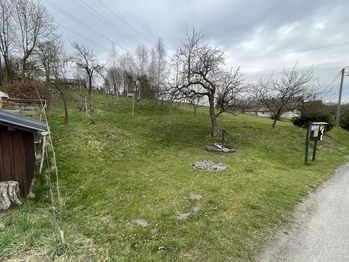 pozemek nad domem je dle ÚP zastavitelný - Prodej domu 40 m², Semily