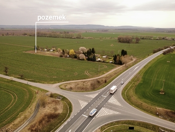 Pohled z hlavní křižovatky - Prodej pozemku 306 m², Čáslav