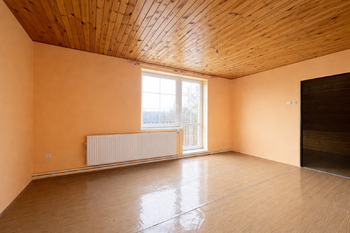 Podkroví - ložnice, z balkonu výhled do zahrady - Prodej domu 188 m², Albrechtice