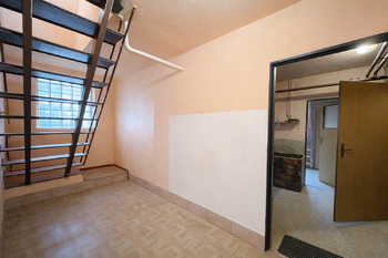 Přízemí - schody do 1NP - Prodej domu 188 m², Albrechtice