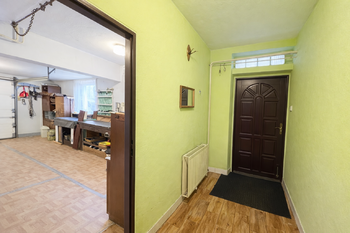 Přízemí - vstup do garáže, vstup na zahradu - Prodej domu 188 m², Albrechtice