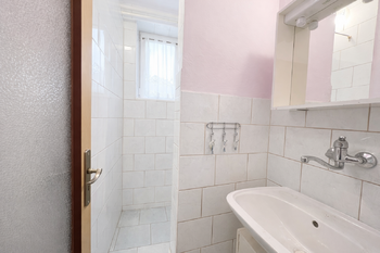 Koupelna v přízemí - Prodej domu 188 m², Albrechtice