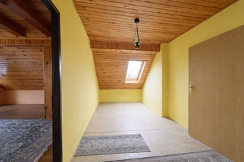 Podkroví - jídlna, pohled z kuchyně - Prodej domu 188 m², Albrechtice