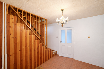 1NP - Schody do podkroví - Prodej domu 188 m², Albrechtice