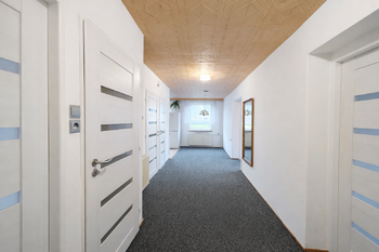 1NP - předsín - pohled z kuchyně - Prodej domu 188 m², Albrechtice