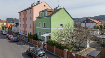 Pohled na dům z ulice - Prodej domu 140 m², Karlovy Vary