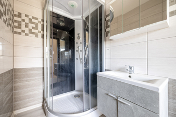 Koupelna v 1. patře - Prodej domu 140 m², Karlovy Vary