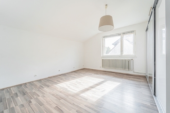 Prodej pozemku 1309 m², Šestajovice
