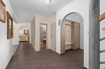 chodba - Prodej domu 199 m², Dubné