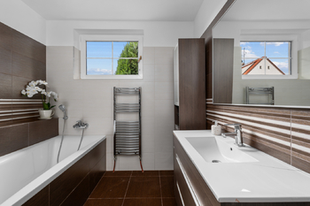 koupelna - Prodej domu 199 m², Dubné