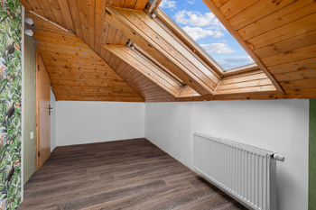 podkrovní pokoj 1 - Prodej domu 199 m², Dubné