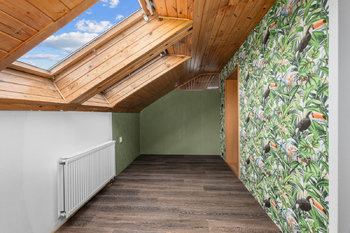 podkrovní pokoj 1 - Prodej domu 199 m², Dubné