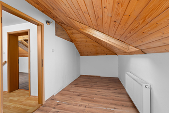 podkrovní pokoj  2 - Prodej domu 199 m², Dubné