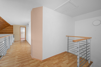 schodiště - Prodej domu 199 m², Dubné