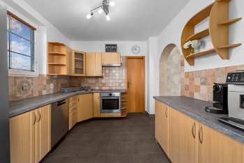 kuchyně - Prodej domu 199 m², Dubné