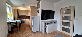 Obývací pokoj s kuchyňským koutem - Prodej bytu 2+kk v osobním vlastnictví 54 m², Jedovnice