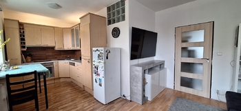 Obývací pokoj s kuchyňským koutem - Prodej bytu 2+kk v osobním vlastnictví 54 m², Jedovnice