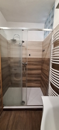 Prostorný sprchový kout - Prodej bytu 2+kk v osobním vlastnictví 54 m², Jedovnice
