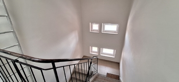 Schodiště - Prodej bytu 2+kk v osobním vlastnictví 54 m², Jedovnice