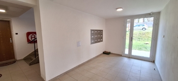 Vstup do budovy - Prodej bytu 2+kk v osobním vlastnictví 54 m², Jedovnice