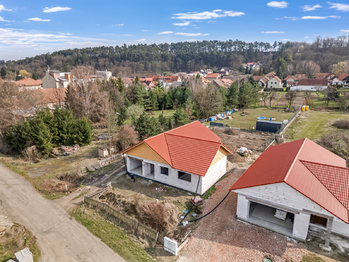 Skutečný stav - Prodej pozemku 914 m², Bechlín