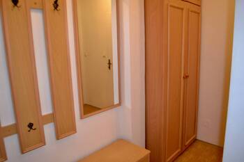Vestavěná skříň v chodbě - Pronájem bytu 1+1 v osobním vlastnictví 31 m², Luštěnice
