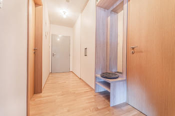 chodba s vestavěnou skříní - Pronájem bytu 2+kk v osobním vlastnictví 51 m², Praha 8 - Libeň