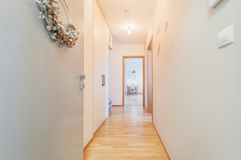 předsíň s vestavěnou skříní - Pronájem bytu 2+kk v osobním vlastnictví 51 m², Praha 8 - Libeň