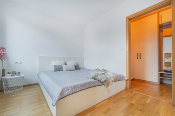 ložnice - Pronájem bytu 2+kk v osobním vlastnictví 51 m², Praha 8 - Libeň