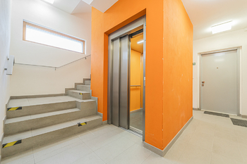 výtah - Pronájem bytu 2+kk v osobním vlastnictví 51 m², Praha 8 - Libeň