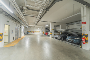 garáže v suterénu domu - Pronájem bytu 2+kk v osobním vlastnictví 51 m², Praha 8 - Libeň