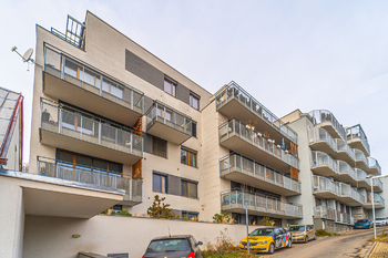 pohled na dům  - Pronájem bytu 2+kk v osobním vlastnictví 51 m², Praha 8 - Libeň