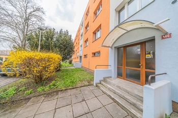 Vstup do domu - Prodej bytu 2+1 v osobním vlastnictví 49 m², Slaný