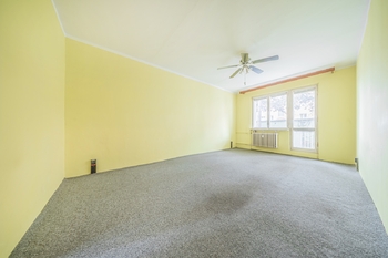 Obývací pokoj - Prodej bytu 2+1 v osobním vlastnictví 49 m², Slaný