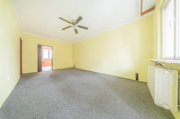 Obývací pokoj - Prodej bytu 2+1 v osobním vlastnictví 49 m², Slaný