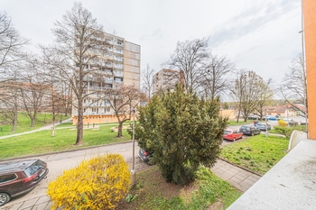 Výhled - kuchyně a ložnice - Prodej bytu 2+1 v osobním vlastnictví 49 m², Slaný