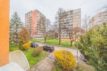 Výhled - kuchyně a ložnice - Prodej bytu 2+1 v osobním vlastnictví 49 m², Slaný