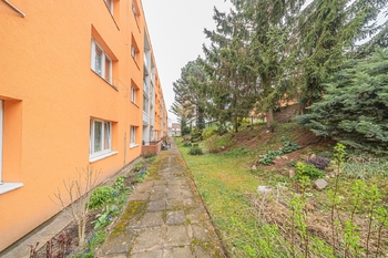 Oplocená část pozemku - Prodej bytu 2+1 v osobním vlastnictví 49 m², Slaný