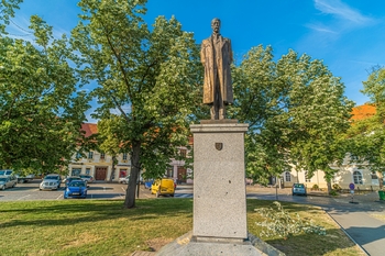 Pomník T. G. Masaryka, Masarykovo náměstí - Prodej bytu 2+1 v osobním vlastnictví 49 m², Slaný