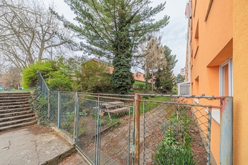 Oplocená část pozemku - Prodej bytu 2+1 v osobním vlastnictví 49 m², Slaný