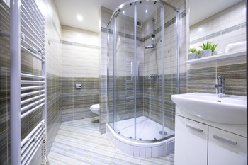 Koupelna s toaletou - Pronájem bytu 1+1 v osobním vlastnictví 34 m², Praha 4 - Krč