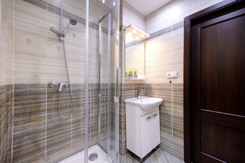 Koupelna se sprchovým koutem - Pronájem bytu 1+1 v osobním vlastnictví 34 m², Praha 4 - Krč