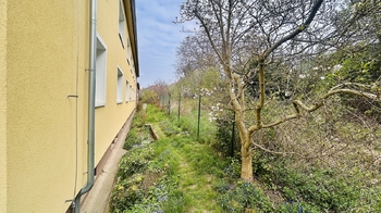 Pohled od zadní části pozemku - Prodej bytu 2+1 v družstevním vlastnictví 55 m², Praha 5 - Košíře