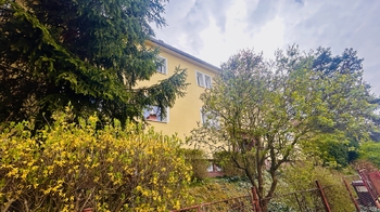 Pohled na dům z ulice - Prodej bytu 2+1 v družstevním vlastnictví 55 m², Praha 5 - Košíře 