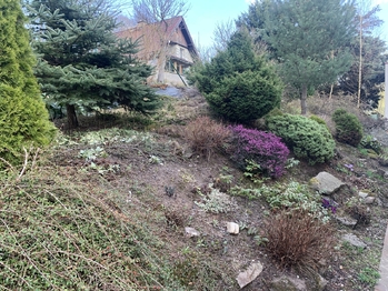 skalka před garáží - Prodej domu 209 m², Velké Svatoňovice